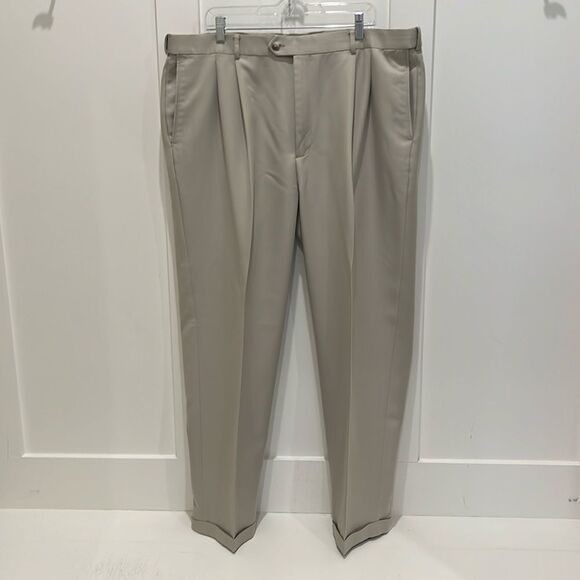 Men's Roundtree & Yorke Easy Care Tan Slacks - Picture 1 of 9